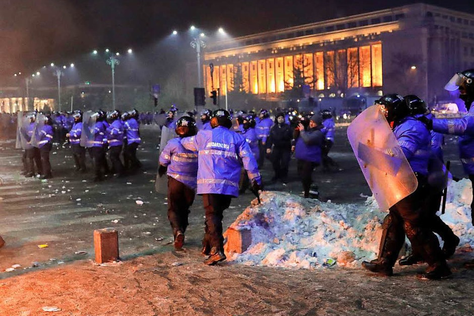 Demonstranten und Bereitschaftspolizisten lieferten sich in der Nacht zum 2. Februar Auseinandersetzungen. (Foto: dpa) Demonstranten und Bereitschaftspolizisten lieferten sich in der Nacht zum 2. Februar Auseinandersetzungen. (Foto: dpa)