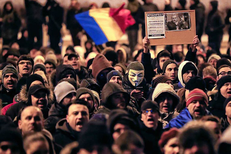 Tausende Menschen protestieren am 29. Januar vor dem Justizministerium in Bukarest (Foto: dpa) Tausende Menschen protestieren am 29. Januar vor dem Justizministerium in Bukarest (Foto: dpa)