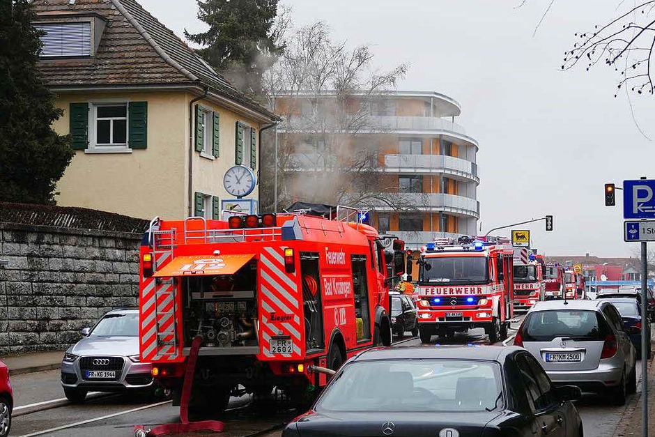 Die Feuerwehr war sehr schnell mit einem Großaufgebot angerückt, links im Bild das brennende Haus. (Foto: Hans-Peter Müller) Die Feuerwehr war sehr schnell mit einem Großaufgebot angerückt, links im Bild das brennende Haus. (Foto: Hans-Peter Müller)
