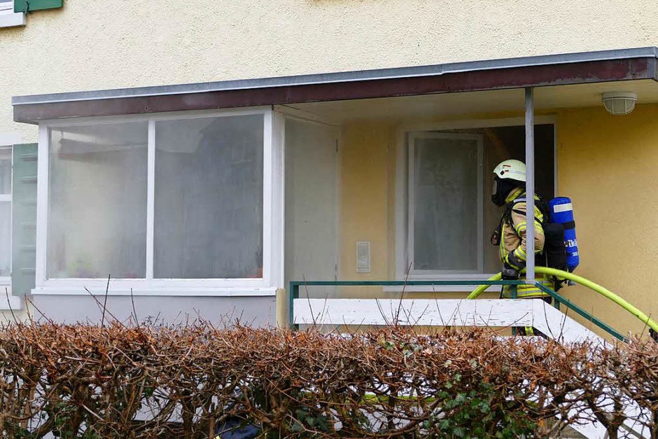 Die Feuerwehr ging mit Atemschutzgerät in das brennende Haus. (Foto: Hans-Peter Müller) Die Feuerwehr ging mit Atemschutzgerät in das brennende Haus. (Foto: Hans-Peter Müller)