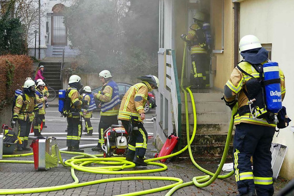 Die Feuerwehr ging mit Atemschutzgerät in das brennende Haus. (Foto: Hans-Peter Müller) Die Feuerwehr ging mit Atemschutzgerät in das brennende Haus. (Foto: Hans-Peter Müller)