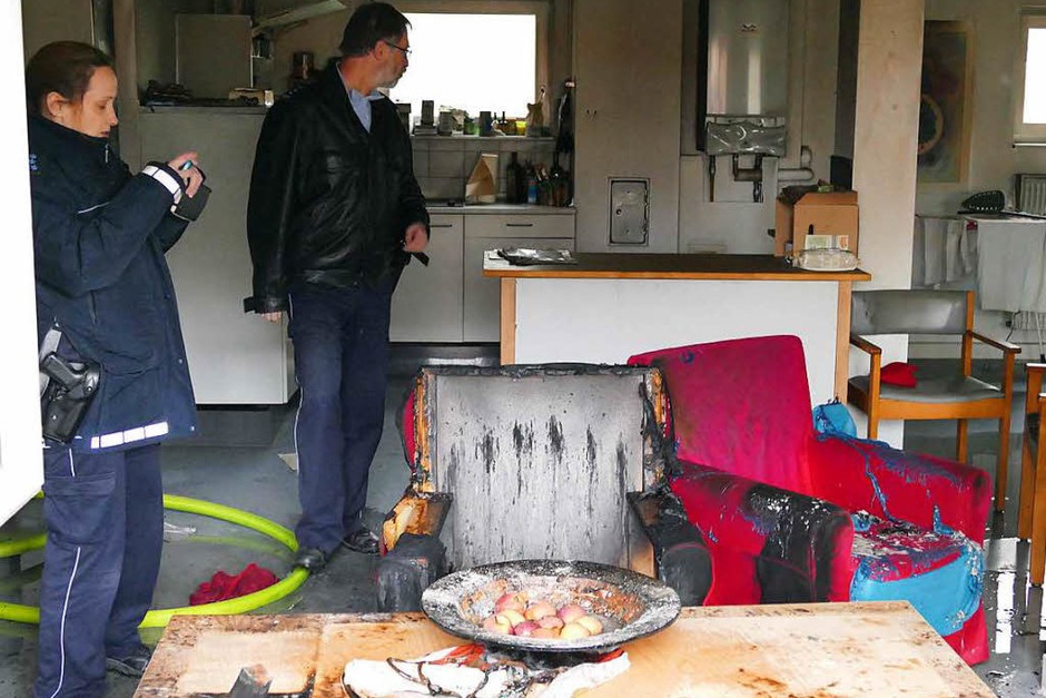 Die Polizei vom Posten Bad Krozingen bei den Ermittlungen der Brandursache. (Foto: Hans-Peter Müller) Die Polizei vom Posten Bad Krozingen bei den Ermittlungen der Brandursache. (Foto: Hans-Peter Müller)
