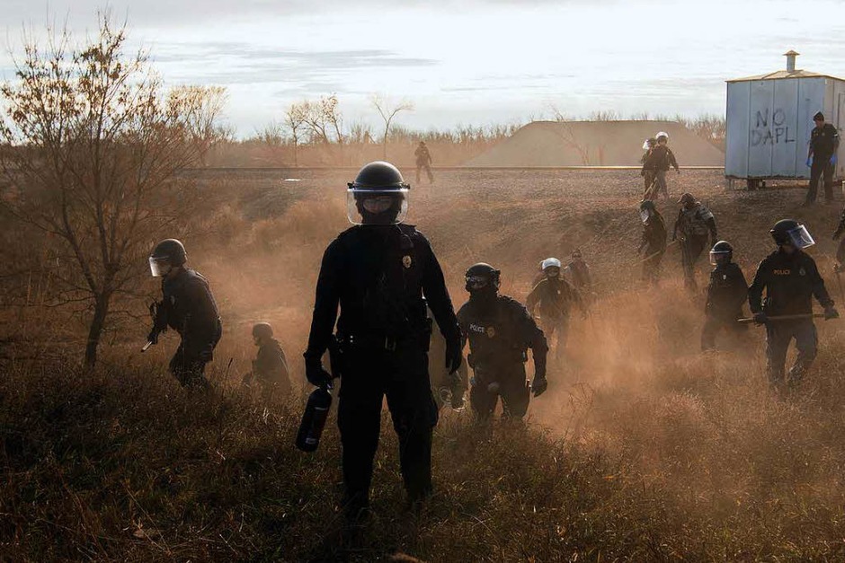 "Standing Rock" heißt das Foto von Amber Bracken, das den ersten Preis im World Press Photo Wettbewerb in der Kategorie "Contemporary Issues, Stories" gewonnen hat: Es zeigt Polizisten in Morton County, USA. Dort campieren Demonstranten gegen eine Pipeline, die durch das Territorium eines Indianerstamms führen soll. (Foto: dpa) "Standing Rock" heißt das Foto von Amber Bracken, das den ersten Preis im World Press Photo Wettbewerb in der Kategorie "Contemporary Issues, Stories" gewonnen hat: Es zeigt Polizisten in Morton County, USA. Dort campieren Demonstranten gegen eine Pipeline, die durch das Territorium eines Indianerstamms führen soll. (Foto: dpa)