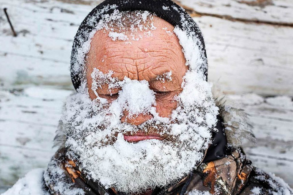 Mit Schnee bedeckten Jäger in der kleinen Siedlung nahe Nischnjaja am Tunguska-Fluss in Russland: Elena Anosova bekam dafür den zweiten Preis in der Kategorie „Daily Life, Stories“. (Foto: dpa) Mit Schnee bedeckten Jäger in der kleinen Siedlung nahe Nischnjaja am Tunguska-Fluss in Russland: Elena Anosova bekam dafür den zweiten Preis in der Kategorie „Daily Life, Stories“. (Foto: dpa)