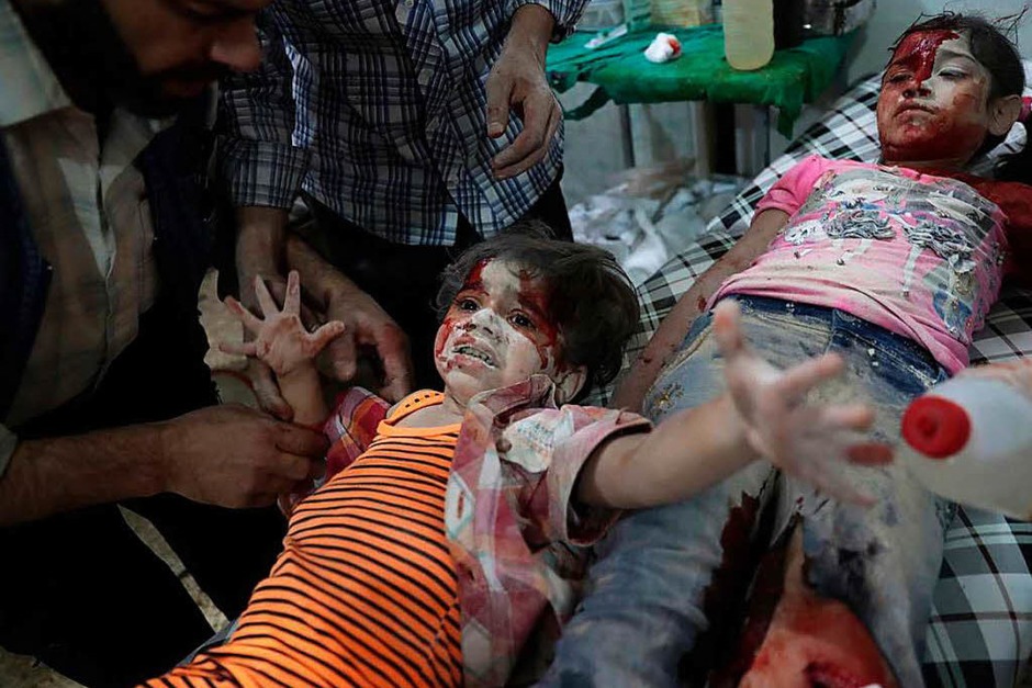 Ein verwundetes syrisches Mädchen weint in einem Behelfskrankenhaus in Douma (Syrien): Sie wurde nach Berichten durch Luftangriffe der Regierung im Osten von Damaskus (Syrien) verletzt. Das Bild des Fotografen Abd Doumany von der Nachrichtenagentur AFP bekam den zweiten Preis in der Kategorie Spot News, Einzelbild. (Foto: dpa) Ein verwundetes syrisches Mädchen weint in einem Behelfskrankenhaus in Douma (Syrien): Sie wurde nach Berichten durch Luftangriffe der Regierung im Osten von Damaskus (Syrien) verletzt. Das Bild des Fotografen Abd Doumany von der Nachrichtenagentur AFP bekam den zweiten Preis in der Kategorie Spot News, Einzelbild. (Foto: dpa)