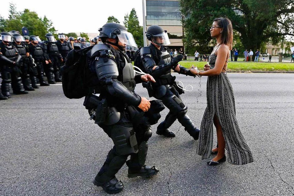 Aktivistin Leshia Evans streckt gepanzerten Polizisten ihre Hände entgegen, um verhaftet zu werden, bei einer Demonstration gegen Polizeigewalt in Baton Rouge, Louisiana, USA. Das Foto von Jonathan Bachman für Thomson Reuters gewinnt den ersten Preis in der Kategorie Contemporary Issues, Singles. (Foto: dpa) Aktivistin Leshia Evans streckt gepanzerten Polizisten ihre Hände entgegen, um verhaftet zu werden, bei einer Demonstration gegen Polizeigewalt in Baton Rouge, Louisiana, USA. Das Foto von Jonathan Bachman für Thomson Reuters gewinnt den ersten Preis in der Kategorie Contemporary Issues, Singles. (Foto: dpa)
