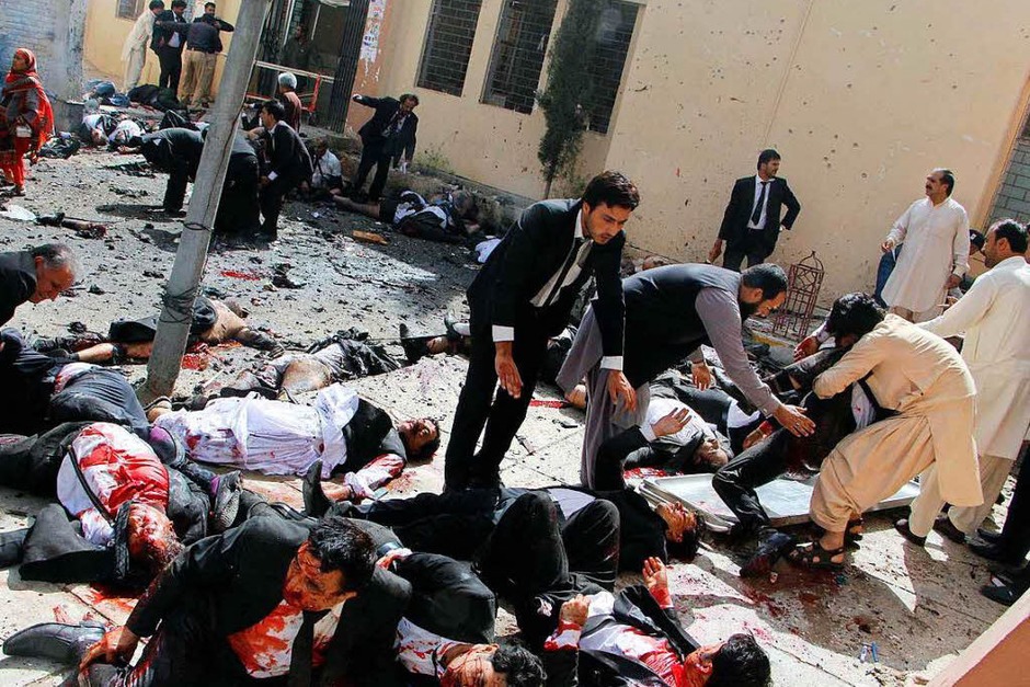 Erster Preis, Spot News, Singles, für Jamal Taraqai, European Press Agency: Anwälte helfen ihren verletzten Kollegen nach einer Bombenexplosion in Quetta, Pakistan, am 8. August 2016. 70 Menschen starben, als eine Bombe zwischen Anwälten und Journalisten explodierte. (Foto: dpa) Erster Preis, Spot News, Singles, für Jamal Taraqai, European Press Agency: Anwälte helfen ihren verletzten Kollegen nach einer Bombenexplosion in Quetta, Pakistan, am 8. August 2016. 70 Menschen starben, als eine Bombe zwischen Anwälten und Journalisten explodierte. (Foto: dpa)