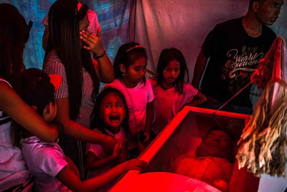 Unbekannte verschleppten und ermordeten den Vater der sechsjährigen Jimji und einen Bekannten aus der Nachbarschaft in Manila, Philippinen. Das Foto von Daniel Berehulak wurde mit dem ersten Preis „General News, Stories“ ausgezeichnet. (Foto: dpa) Unbekannte verschleppten und ermordeten den Vater der sechsjährigen Jimji und einen Bekannten aus der Nachbarschaft in Manila, Philippinen. Das Foto von Daniel Berehulak wurde mit dem ersten Preis „General News, Stories“ ausgezeichnet. (Foto: dpa)