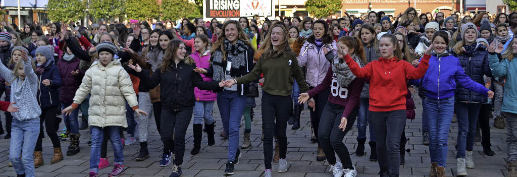 Mehr als eintausend Mädchen und Frauen tanzen gegen Gewalt - Badische Zeitung