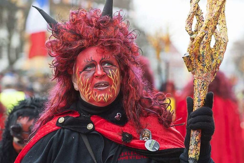 Farbenfroh und gut gelaunt ging es zu beim Müllheimer Narrenumzug. (Foto: Volker Münch) Farbenfroh und gut gelaunt ging es zu beim Müllheimer Narrenumzug. (Foto: Volker Münch)