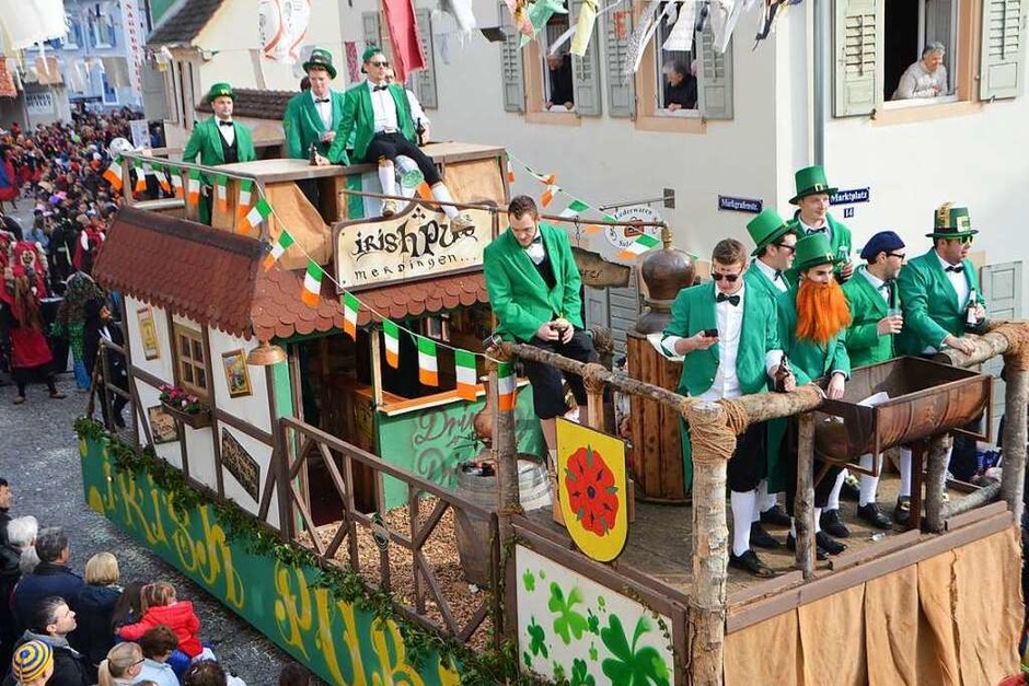 Die Narren trieben’s bunt beim Umzug in Emmendingen. (Foto: Gerhard Walser) Die Narren trieben’s bunt beim Umzug in Emmendingen. (Foto: Gerhard Walser)