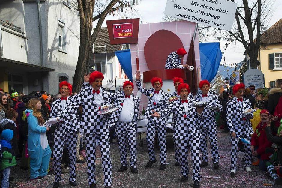 Wirbt für die „nette Toilette in Neuenburg“: die Gruppe Baumann/Sänger. (Foto: Volker Münch) Wirbt für die „nette Toilette in Neuenburg“: die Gruppe Baumann/Sänger. (Foto: Volker Münch)
