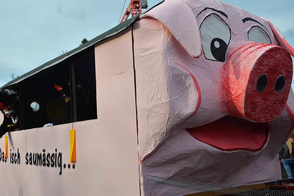 Diese Clique war mit ihrem Wagen saumäßig unterwegs (Foto: Ingrid Böhm-Jacob) Diese Clique war mit ihrem Wagen saumäßig unterwegs (Foto: Ingrid Böhm-Jacob)