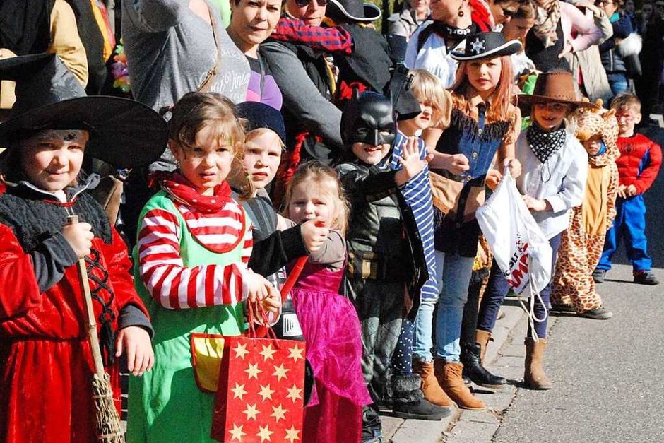 Viele kleine Narren warten am Straßenrand auf die großen und auf Süßigkeiten. (Foto: Maja Tolsdorf) Viele kleine Narren warten am Straßenrand auf die großen und auf Süßigkeiten. (Foto: Maja Tolsdorf)