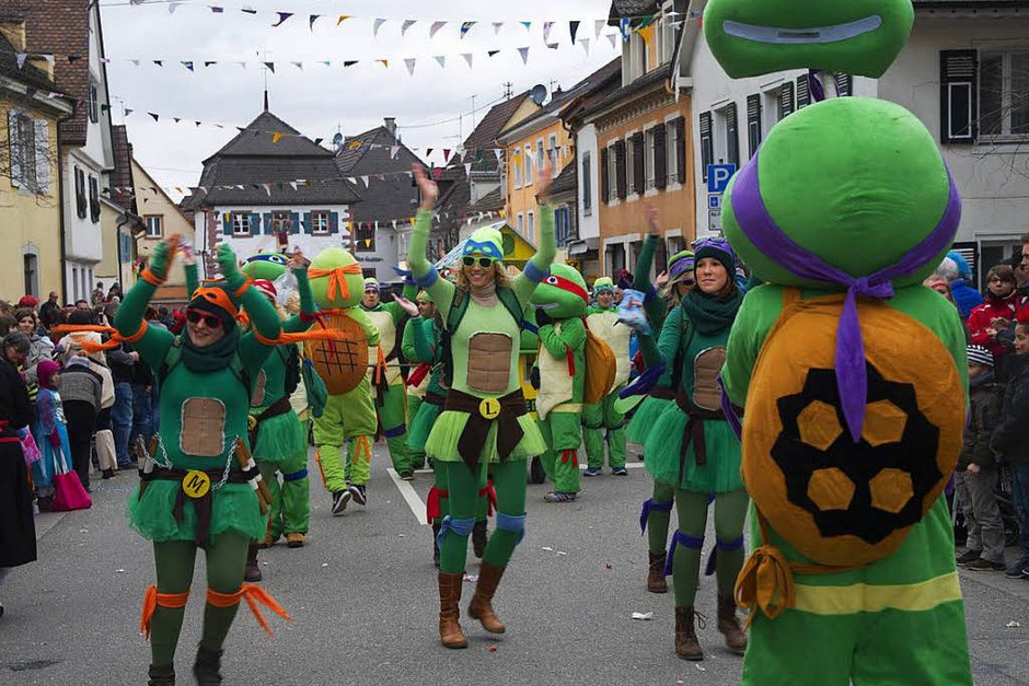 Hexen, Geister und Fantasiewesen in allen erdenklichen Formen und Farben machen Sulzburg unsicher. (Foto: Volker Münch) Hexen, Geister und Fantasiewesen in allen erdenklichen Formen und Farben machen Sulzburg unsicher. (Foto: Volker Münch)