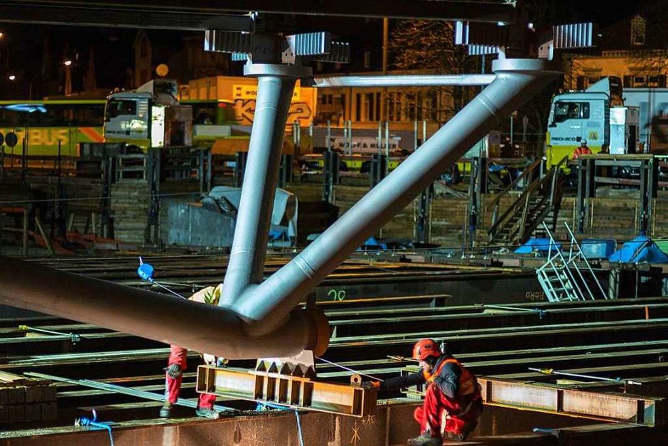 Stahlbauteile für die neue Kronenbrücke werden geliefert und montiert. (Foto: Peter Sliwka) Stahlbauteile für die neue Kronenbrücke werden geliefert und montiert. (Foto: Peter Sliwka)