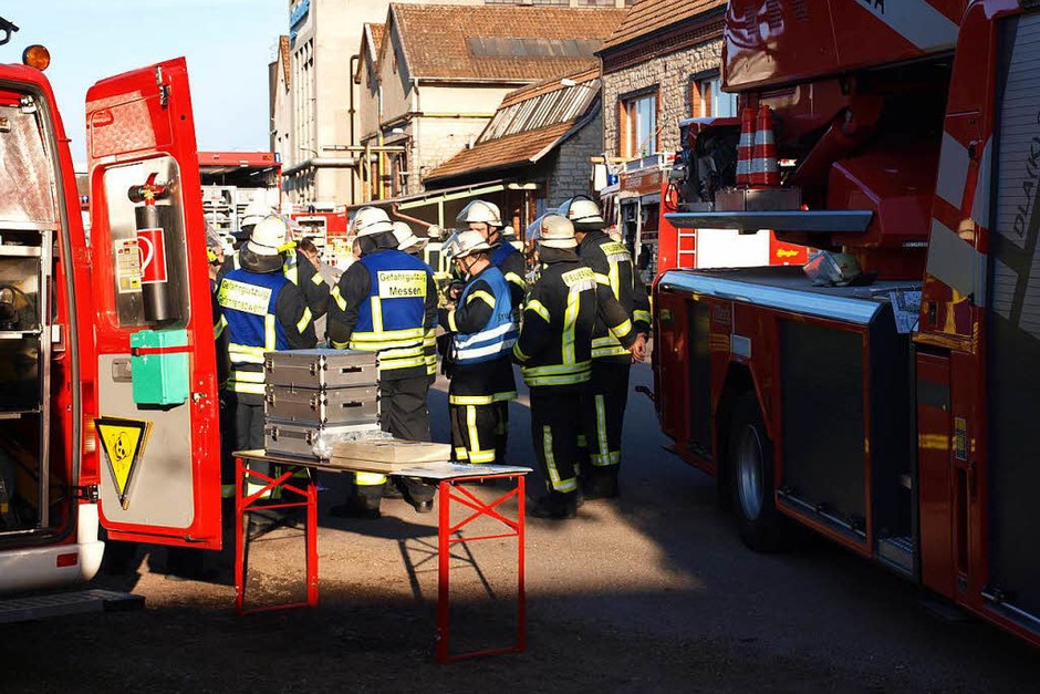 Bei der Lauffenmühle in Lörrach-Brombach ist ein Container mit Chemikalien in Brand geraten. Laut Polizei ist die Situation unter Kontrolle. (Foto: Paul Schleer) Bei der Lauffenmühle in Lörrach-Brombach ist ein Container mit Chemikalien in Brand geraten. Laut Polizei ist die Situation unter Kontrolle. (Foto: Paul Schleer)