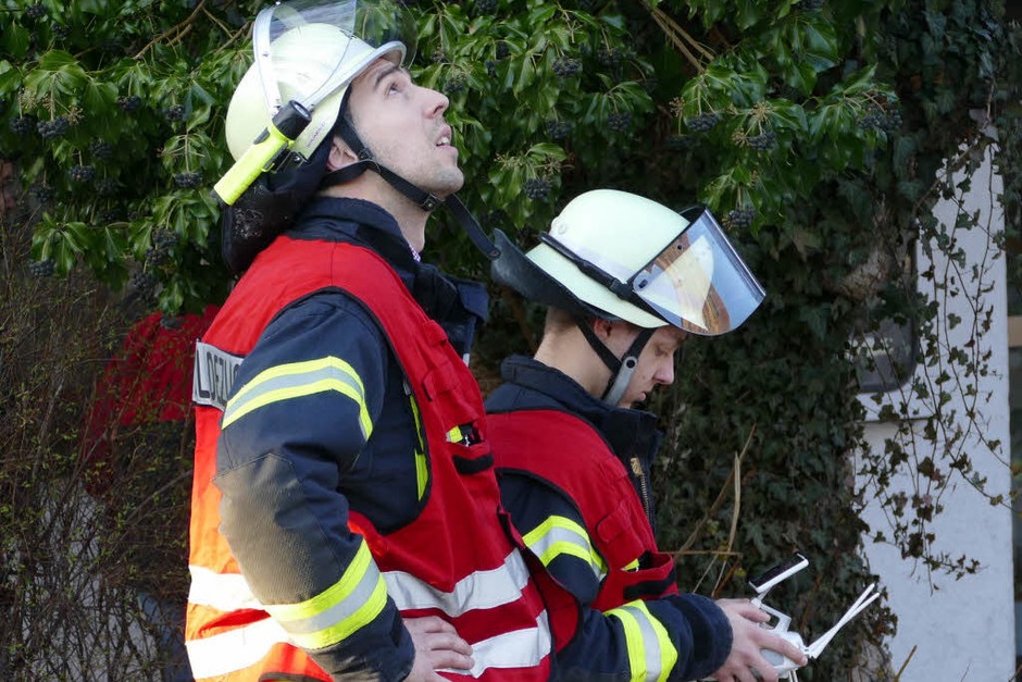 Kameramänner: Feuerwehrleute steuern eine<ppp></ppp> (Foto: Peter Gerigk) Kameramänner: Feuerwehrleute steuern eine<ppp></ppp> (Foto: Peter Gerigk)