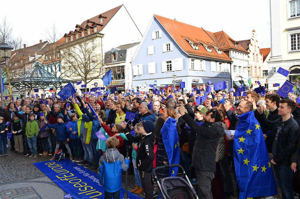 Video: Pro-Europa-Demo auf dem Rathausplatz Offenburg - Badische Zeitung