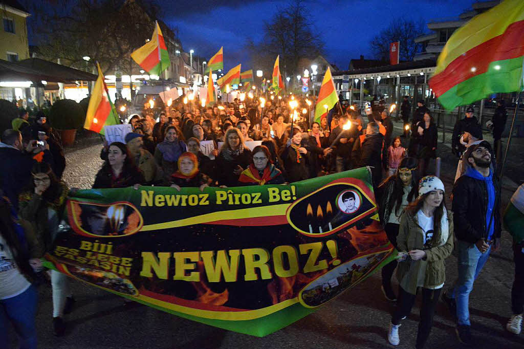 300 Kurden protestieren friedlich in der Hauptstraße - Badische Zeitung