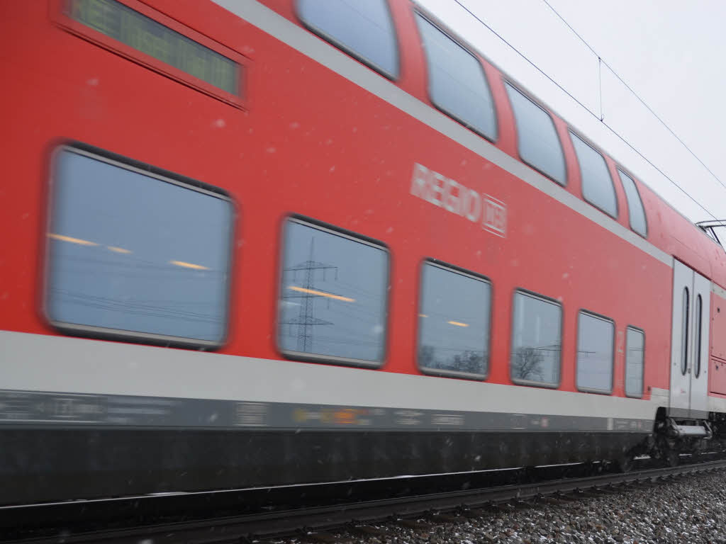 Zwei leichtsinnige Personen auf Puffern eines Regionalzugs mitgefahren - Badische Zeitung