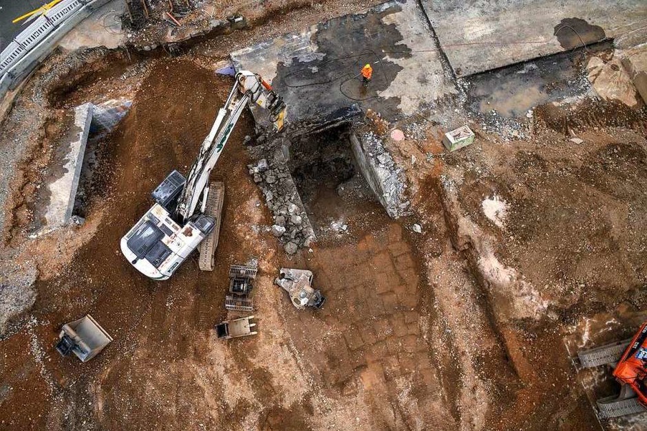 Wo früher Freiburger aus der Unterführung zur Haltestelle hinauf gingen, klafft jetzt ein tiefes Loch. Die Bagger reißen die Tunnelanlage ein. (Foto: Matthias Weniger) Wo früher Freiburger aus der Unterführung zur Haltestelle hinauf gingen, klafft jetzt ein tiefes Loch. Die Bagger reißen die Tunnelanlage ein. (Foto: Matthias Weniger)