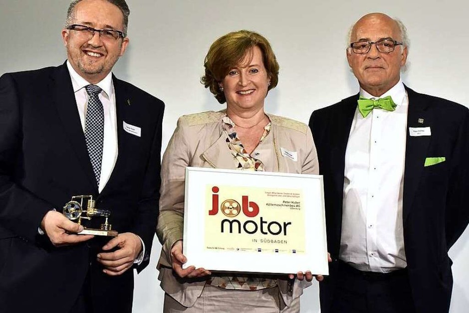 Jobmotor-Sieger Peter Huber Kältemaschinenbau Offenburg : Daniel Huber (li.), Christine Huber und Laudator Klaus Endress (WVIB). (Foto: Thomas Kunz) Jobmotor-Sieger Peter Huber Kältemaschinenbau Offenburg : Daniel Huber (li.), Christine Huber und Laudator Klaus Endress (WVIB). (Foto: Thomas Kunz)