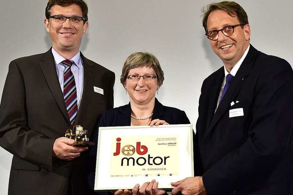 Jobmotor-Sieger Autohaus Böhler (Schopfheim): Michael Böhler (li.) , Manuela Böhler-Szemlowski und Laudator Stephan Karl Schultze (Vizepräsident der IHK Hochrhein-Bodensee. (Foto: Thomas Kunz) Jobmotor-Sieger Autohaus Böhler (Schopfheim): Michael Böhler (li.) , Manuela Böhler-Szemlowski und Laudator Stephan Karl Schultze (Vizepräsident der IHK Hochrhein-Bodensee. (Foto: Thomas Kunz)