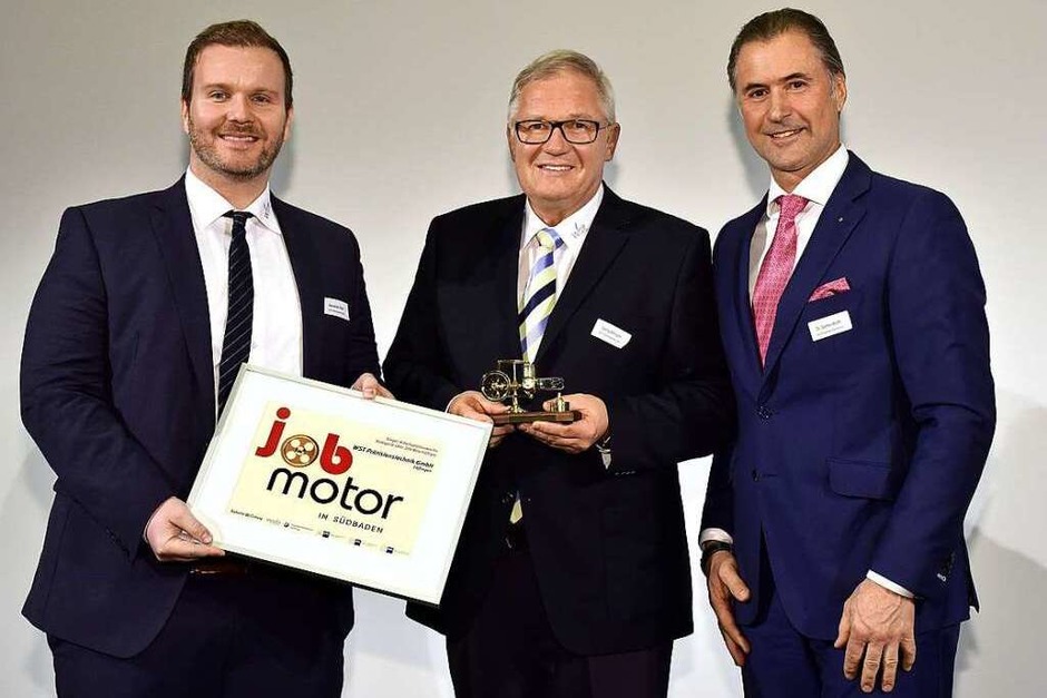 Jobmotor-Sieger WST Präzisionstechnik Löffingen: (v. li.) Alexander Beck, Georg Willmann (beide WST Präzisionstechnik Löffingen) und Laudator Steffen Würth (IHK Schwarzwald-Baar-Heuberg) (Foto: Thomas Kunz) Jobmotor-Sieger WST Präzisionstechnik Löffingen: (v. li.) Alexander Beck, Georg Willmann (beide WST Präzisionstechnik Löffingen) und Laudator Steffen Würth (IHK Schwarzwald-Baar-Heuberg) (Foto: Thomas Kunz)