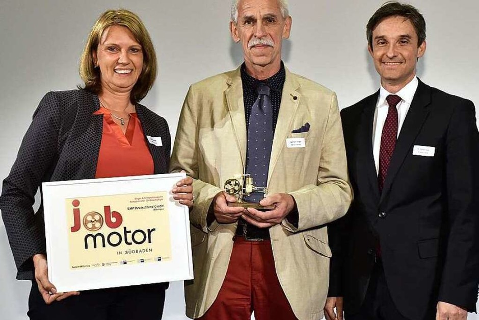 Jobmotor-Sieger Samvardhana Motherson Peguform Bötzingen : (v.li): Sabine Zwisler, Gerhard Amann (beide SMP Bötzingen) und Laudator Steffen Auer (IHK Südlicher Oberrhein) (Foto: Thomas Kunz) Jobmotor-Sieger Samvardhana Motherson Peguform Bötzingen : (v.li): Sabine Zwisler, Gerhard Amann (beide SMP Bötzingen) und Laudator Steffen Auer (IHK Südlicher Oberrhein) (Foto: Thomas Kunz)