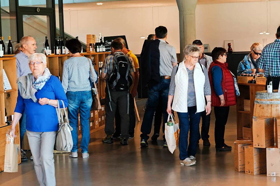 An der "Kellerwirtschaft" in Oberbergen stellen 25 Hersteller an Ständen ihre regionalen Produkte vor. (Foto: Miroslav Dakov) An der "Kellerwirtschaft" in Oberbergen stellen 25 Hersteller an Ständen ihre regionalen Produkte vor. (Foto: Miroslav Dakov)