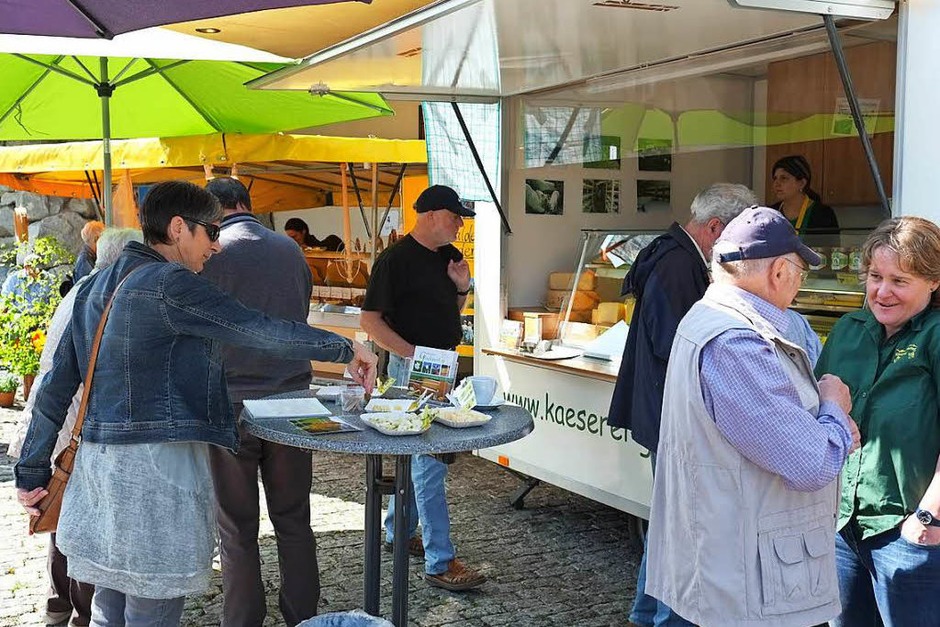 An der "Kellerwirtschaft" in Oberbergen stellen 25 Hersteller an Ständen ihre regionalen Produkte vor. (Foto: Miroslav Dakov) An der "Kellerwirtschaft" in Oberbergen stellen 25 Hersteller an Ständen ihre regionalen Produkte vor. (Foto: Miroslav Dakov)
