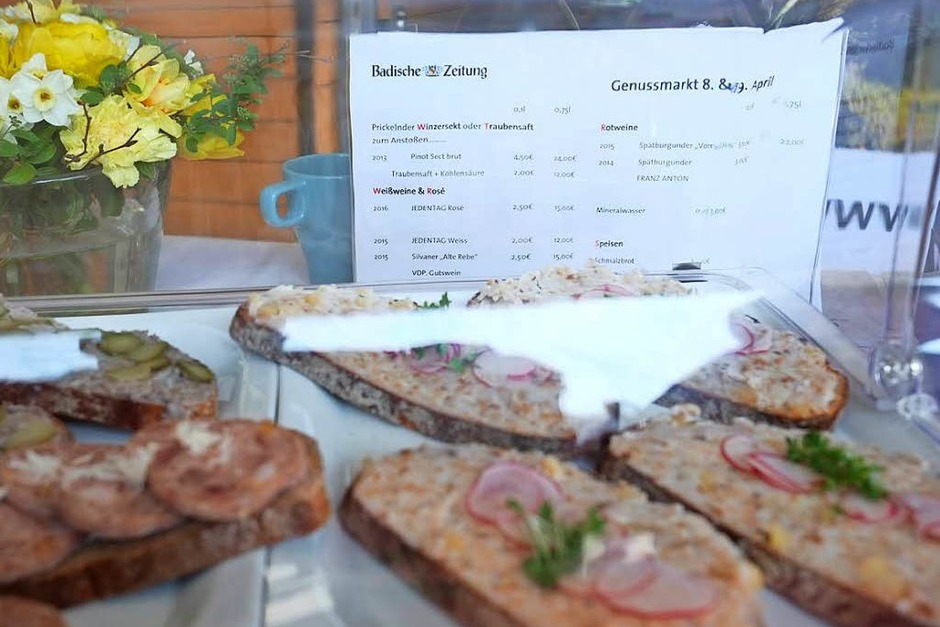 An der "Kellerwirtschaft" in Oberbergen stellen 25 Hersteller an Ständen ihre regionalen Produkte vor. (Foto: Miroslav Dakov) An der "Kellerwirtschaft" in Oberbergen stellen 25 Hersteller an Ständen ihre regionalen Produkte vor. (Foto: Miroslav Dakov)