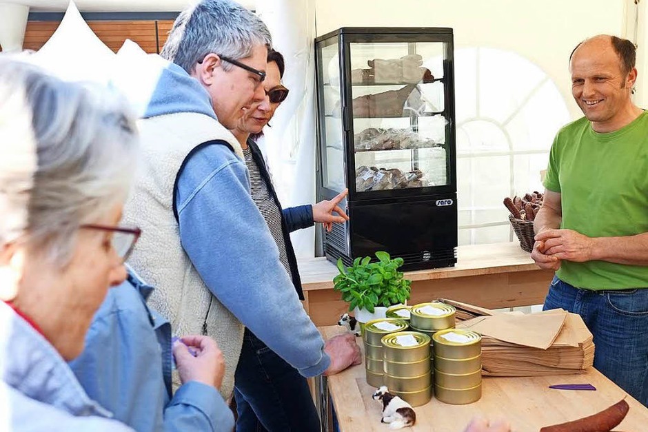 An der "Kellerwirtschaft" in Oberbergen stellen 25 Hersteller an Ständen ihre regionalen Produkte vor. (Foto: Miroslav Dakov) An der "Kellerwirtschaft" in Oberbergen stellen 25 Hersteller an Ständen ihre regionalen Produkte vor. (Foto: Miroslav Dakov)