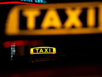 Taxifahrer wehrt Messerattacke im Wagen ab - schwer verletzt Taxifahrer wehrt Messerattacke im Wagen ab - schwer verletzt