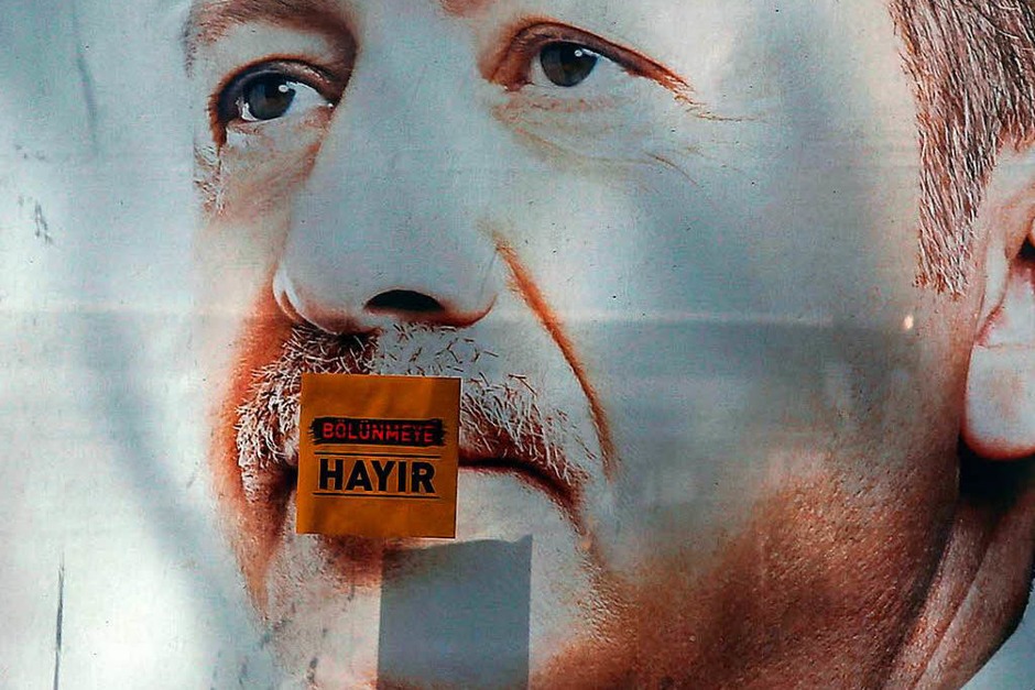 Ein Aufkleber mit dem Wort „Nein“ (Hayir) (Foto: dpa) Ein Aufkleber mit dem Wort „Nein“ (Hayir) (Foto: dpa)