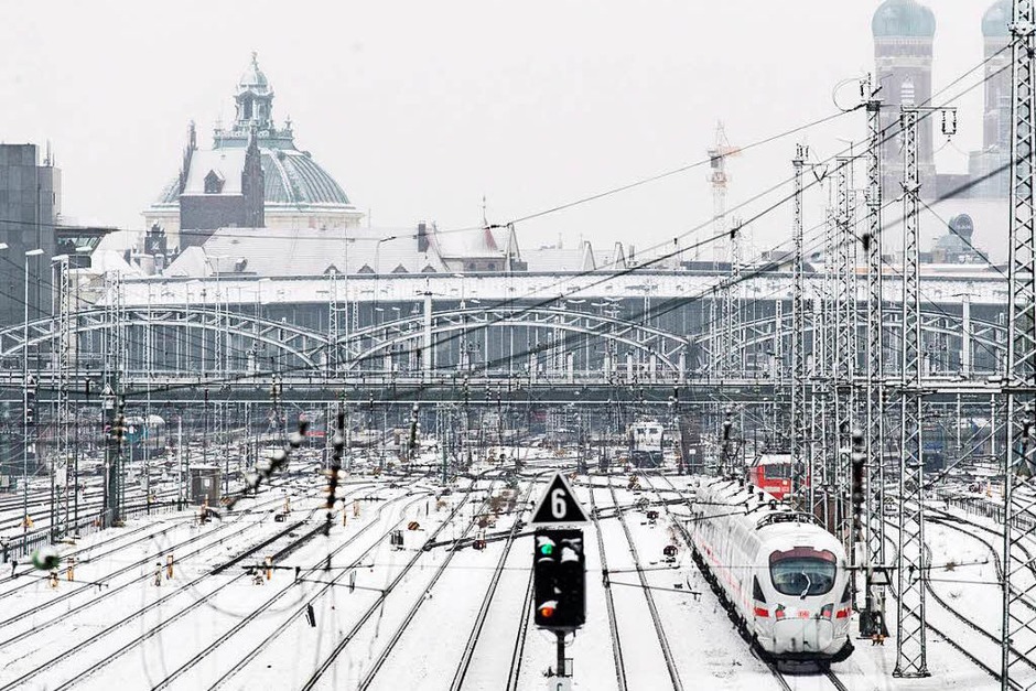 Verschneite Gleisanlagen sind am Dienstag vor dem Hauptbahnhof in München, im Hintergrund die Frauenkirche. (Foto: dpa) Verschneite Gleisanlagen sind am Dienstag vor dem Hauptbahnhof in München, im Hintergrund die Frauenkirche. (Foto: dpa)