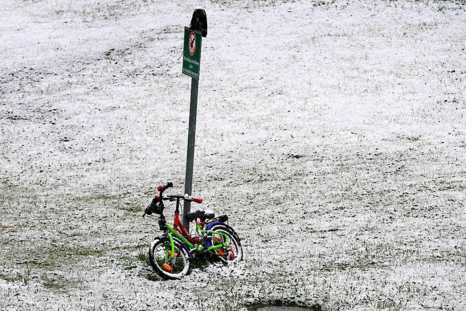 Kinderfahrräder stehen neben einem Wohnmobilstellplatz in Nesselwang (Bayern) am Sonntag (Foto: dpa) Kinderfahrräder stehen neben einem Wohnmobilstellplatz in Nesselwang (Bayern) am Sonntag (Foto: dpa)