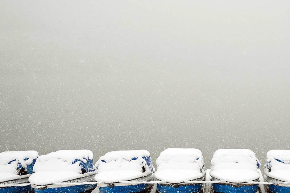 Schnee liegt auf Tretbooten, die am Titisee bei Titisee-Neustadt liegen. (Foto: dpa) Schnee liegt auf Tretbooten, die am Titisee bei Titisee-Neustadt liegen. (Foto: dpa)