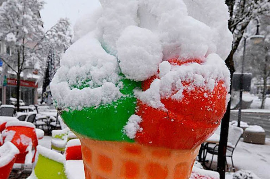 Auf den Frühling und die Touristen müssen die Eisverkäufer am Titisee noch warten. (Foto: dpa) Auf den Frühling und die Touristen müssen die Eisverkäufer am Titisee noch warten. (Foto: dpa)