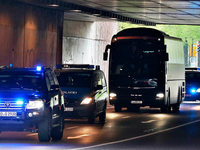 Neue Sicherheitsmaßstäbe: Fußballprofis mit Polizei-Eskorte und Fans, die sich ausziehen müssen Neue Sicherheitsmaßstäbe: Fußballprofis mit Polizei-Eskorte und Fans, die sich ausziehen müssen
