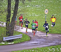 Marathonspezialist Peter Fane enteilt dem Feld beim Obereschacher Volkslauf Marathonspezialist Peter Fane enteilt dem Feld beim Obereschacher Volkslauf