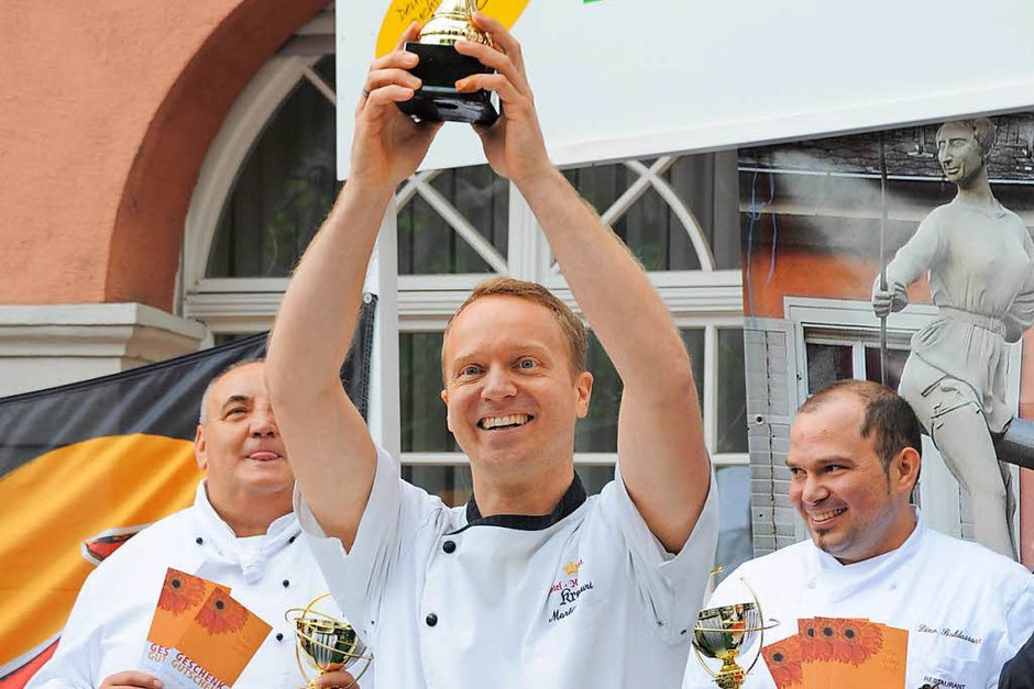 Martin Hauri aus Schopfheim-Wiechs ist der erste, der sich mit dem Titel „Deutscher Meister im Spargelschnellschälen“ schmücken darf. (Foto: Nicolai Kapitz) Martin Hauri aus Schopfheim-Wiechs ist der erste, der sich mit dem Titel „Deutscher Meister im Spargelschnellschälen“ schmücken darf. (Foto: Nicolai Kapitz)