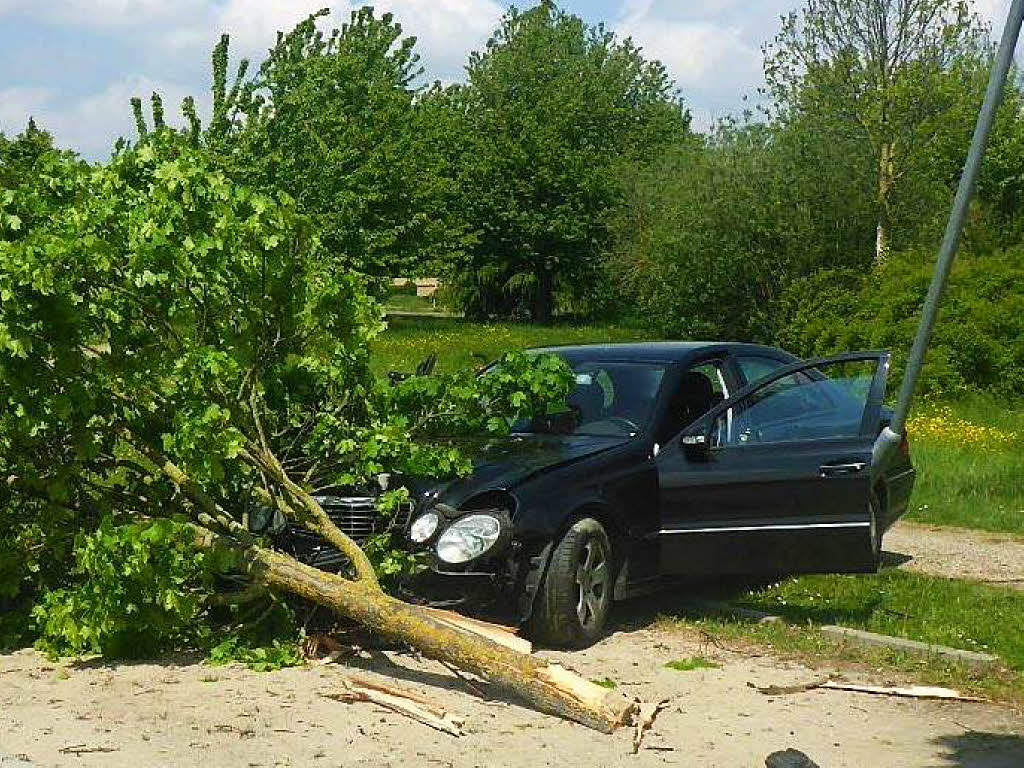 Bad Krozingen: Kleinholz hinterlassen: 19-Jähriger setzt Mercedes ... - Badische Zeitung