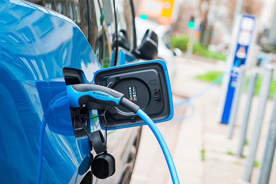 Ladesäulen: Fahrer von Elektroautos können ihre Wagen künftig leichter aufladen. Anders als bisher ist für das punktuelle Laden kein Vertrag mehr nötig. (Foto: dpa) Ladesäulen: Fahrer von Elektroautos können ihre Wagen künftig leichter aufladen. Anders als bisher ist für das punktuelle Laden kein Vertrag mehr nötig. (Foto: dpa)