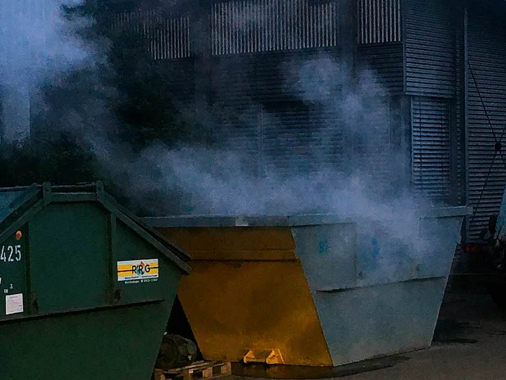 Feuerwehr im Einsatz gegen Chemikalien - Badische Zeitung