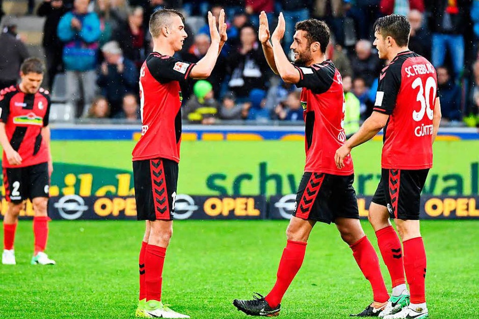 Geschafft! Den Klassenerhalt konnten die Freiburger recht früh eintüten, am Ende war vor allem die Frage: Reicht es für die Europa League, oder macht die Konkurrenz einen Strich durch die Rechnung? Die 34. Spieltage des Sportclub Freiburgs in Bildern. (Foto: Achim Keller) Geschafft! Den Klassenerhalt konnten die Freiburger recht früh eintüten, am Ende war vor allem die Frage: Reicht es für die Europa League, oder macht die Konkurrenz einen Strich durch die Rechnung? Die 34. Spieltage des Sportclub Freiburgs in Bildern. (Foto: Achim Keller)