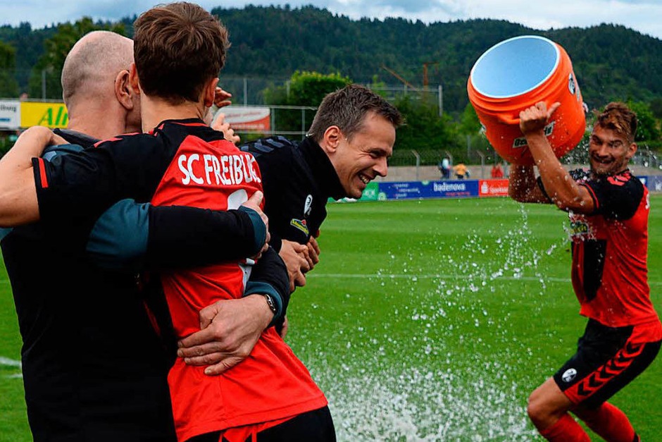 Sieg gegen Balingen: Die U23 des SC Freiburg feiert den Aufstieg in die Regionalliga. (Foto: Patrick Seeger) Sieg gegen Balingen: Die U23 des SC Freiburg feiert den Aufstieg in die Regionalliga. (Foto: Patrick Seeger)