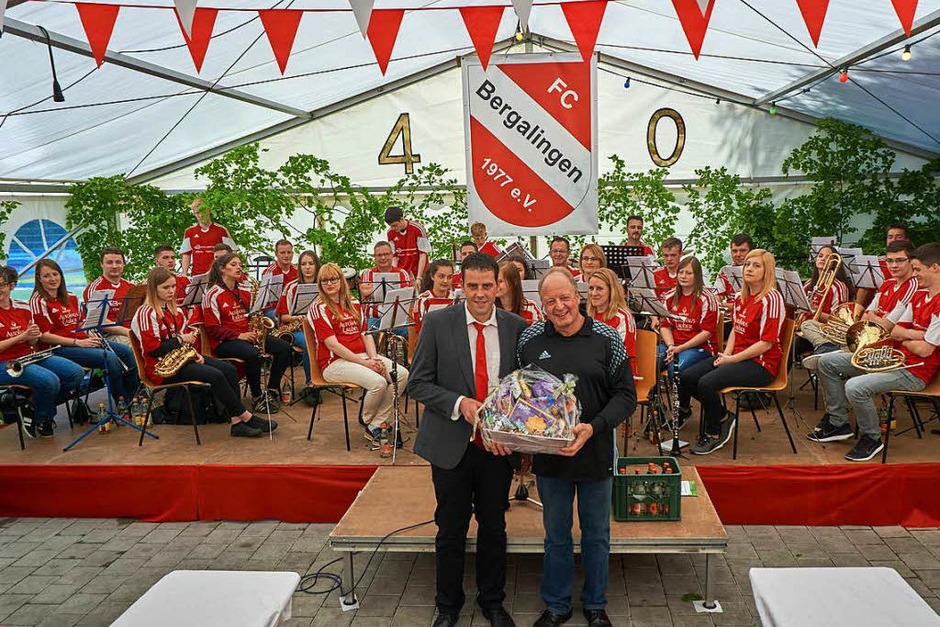 Zum Jubiläum hatten sich die gut 30 musikalischen Vereinsmitglieder unter der Leitung von Herbert Ücker zusammengefunden, um den Festakt zu begleiten. (Foto: Julia Becker) Zum Jubiläum hatten sich die gut 30 musikalischen Vereinsmitglieder unter der Leitung von Herbert Ücker zusammengefunden, um den Festakt zu begleiten. (Foto: Julia Becker)