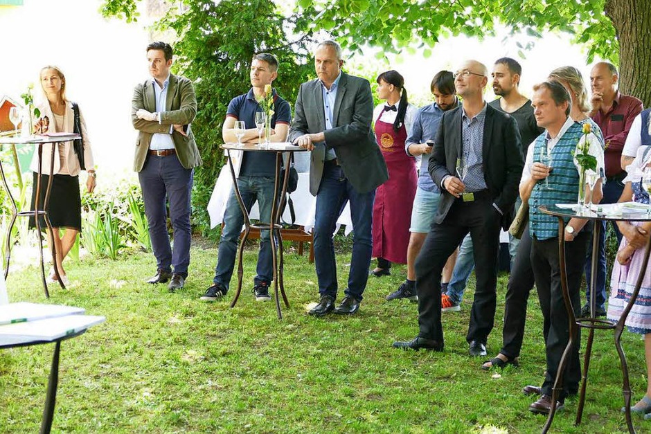 Vor der malerischen Kulisse von Schloss Mahlberg wurde die neue Ausgabe von baden. vorgestellt. (Foto: Janis Adam) Vor der malerischen Kulisse von Schloss Mahlberg wurde die neue Ausgabe von baden. vorgestellt. (Foto: Janis Adam)